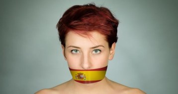 Mujer-Ley-Mordaza-Bandera-Espana-Acracia-672x358